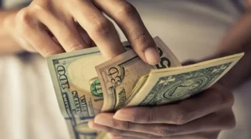 الدولار يسجل أدنى مستوى أمام الريال السعودي وسط انهيار مفاجئ للعملات الأخرى